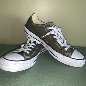 Brand new never been worn chuck taylor converse
